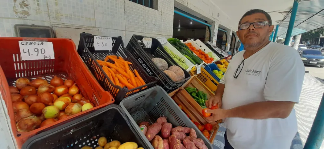 Eduardo é um dos que sentiu dificuldade nas compras de frutas e legumes do mês