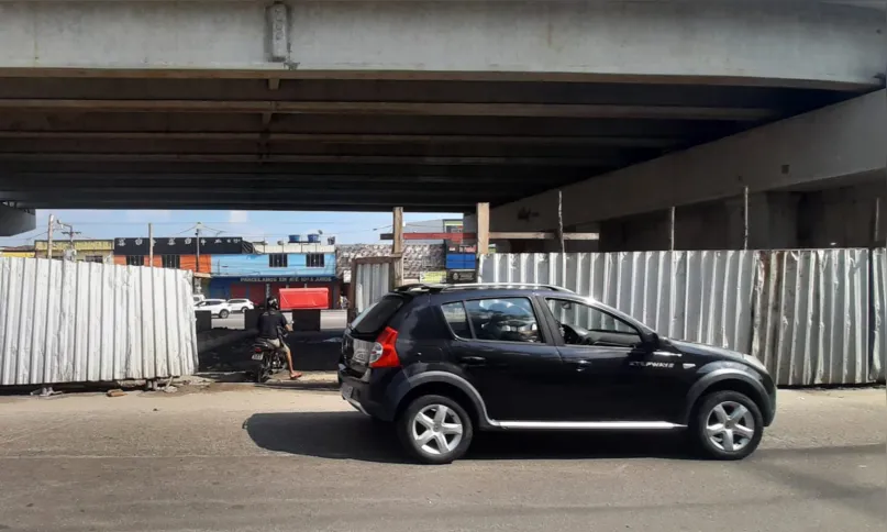 Motociclistas passam por dentro da obra para não terem que dar a volta em Santa Luzia por causa do transtorno do trânsito