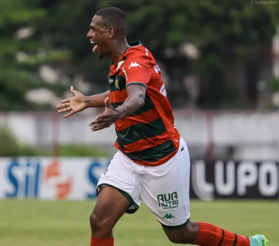 Zagueiro da Portuguesa comemorando o gol