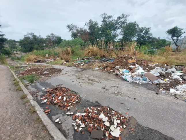 Rua foi tomada por entulho e lixo