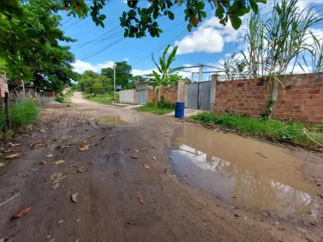 Quando chove, os moradores mal conseguem sair de casa