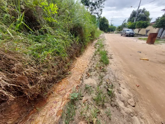 Uma vala foi criada para escoar a água para a parte baixa da rua