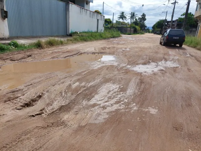 Os buracos no local causam dor de cabeça aos motoristas