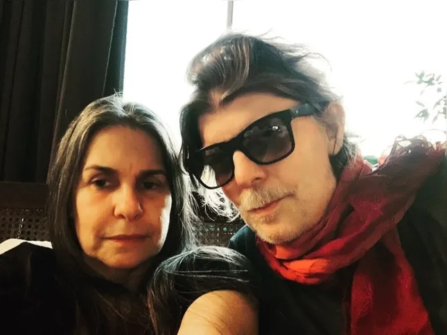 O cantor contou a novidade ao postar uma foto com sua esposa 