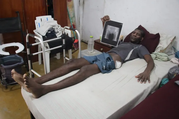 Imagem ilustrativa da imagem Gonçalense aguarda há dois anos, na cama, por cirurgia na perna