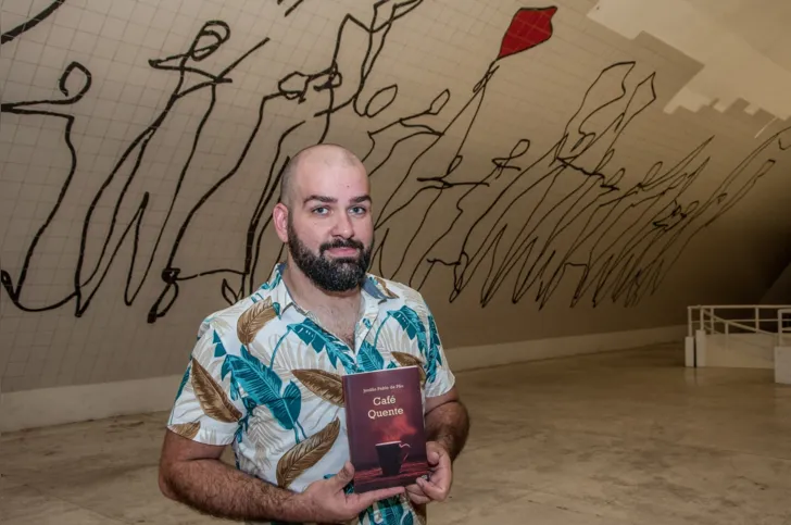 Autor do livro Café Quente, editora Itapuca