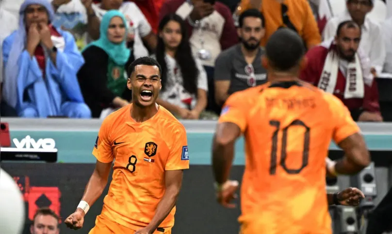 A Holanda se classificou para as oitavas de final da Copa do Mundo vencendo o Catar por 2 a 0