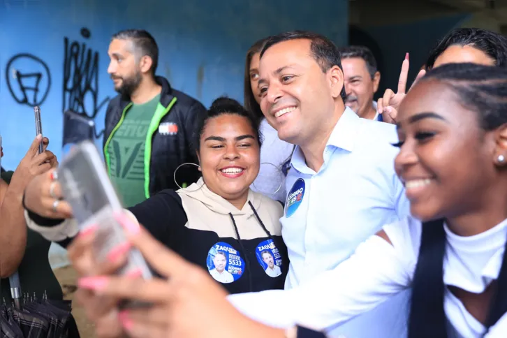 Nesta quarta (28), o candidato esteve dentro de um CIEP abandonado em Nova Iguaçu e depois realizou caminhada no calçadão do centro do Município