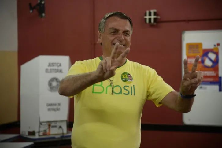 Bolsonaro votou ontem (30) na Escola Municipal Rosa da Fonseca, no Rio de Janeiro, por volta das 8 horas