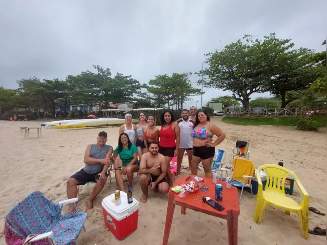 Família e amigos curtem dia de praia.