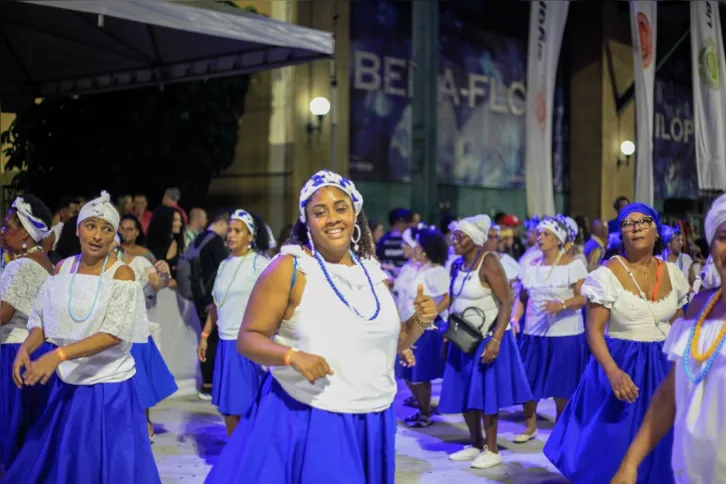 Escola desfila com enredo "O Carnaval da Vitória",  inspirado na história do carnaval de Niterói