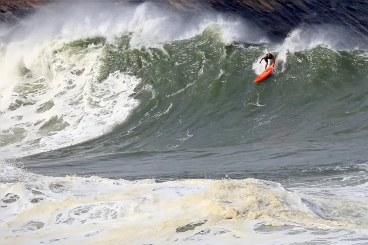 Para entrar no mar, surfistas tiveram que vir pela orla de Itaipu
