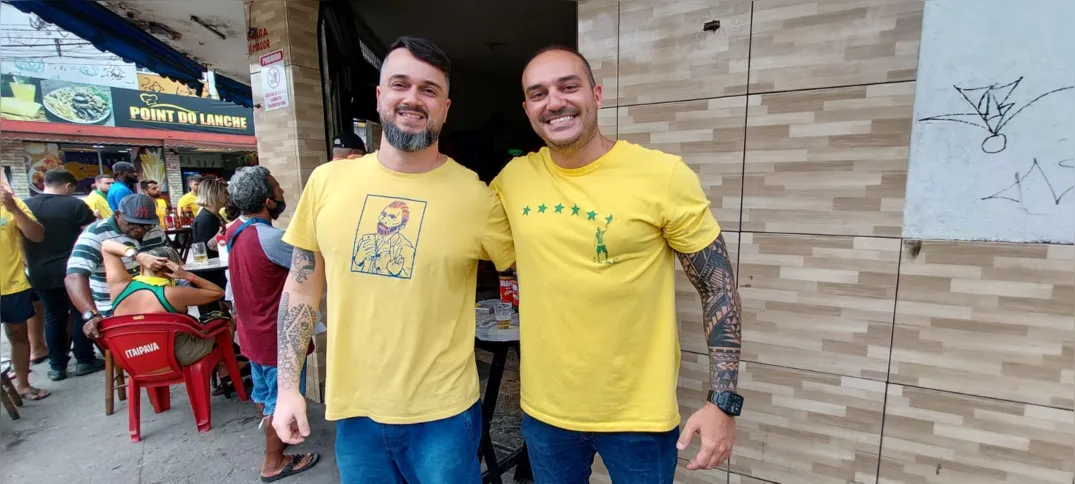Os amigos Paulo e Vinicius saíram mais cedo do trabalho para assistir estreia da Seleção em bar no Mutondo