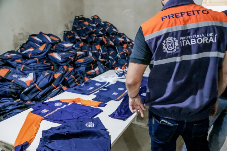 O prefeito também anunciou a aquisição de uniformes