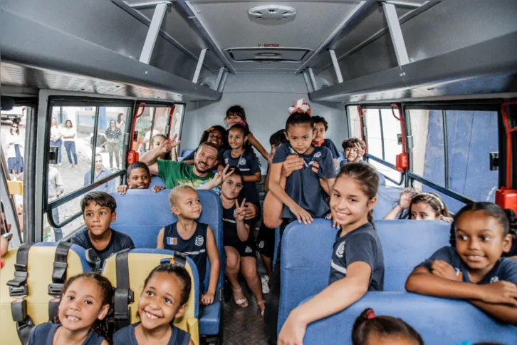 Os novos veículos possuem acessibilidade para atender alunos com deficiência ou com mobilidade reduzida