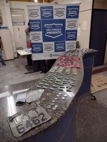 Foram apreendidos 60 pinos de cocaína, 39 pedras de crack e 22 trouxinhas de maconha