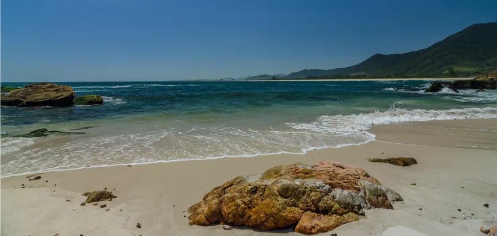 Imagem da Praia de Sacristia, em Maricá