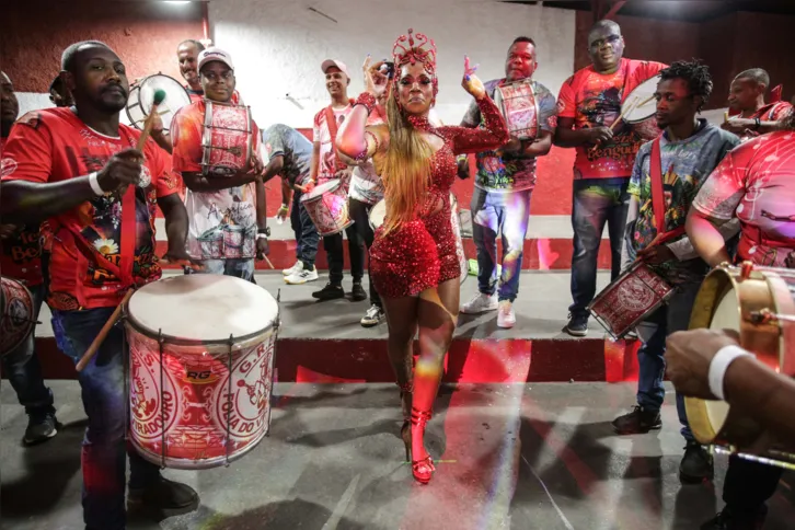 A bateria da Viradouro também se apresentou, fazendo o tradicional "esquenta" dos ritmistas.