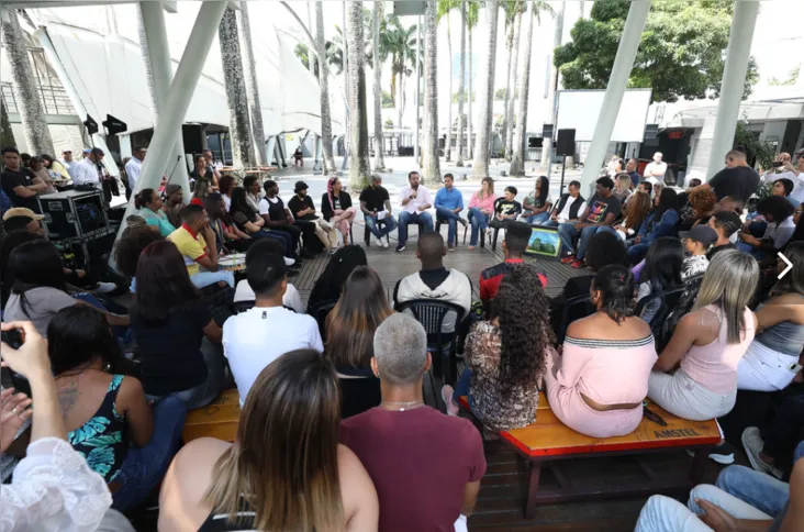 Cláudio Castro participou de uma roda de conversa com um grupo de jovens, no Circo Voador