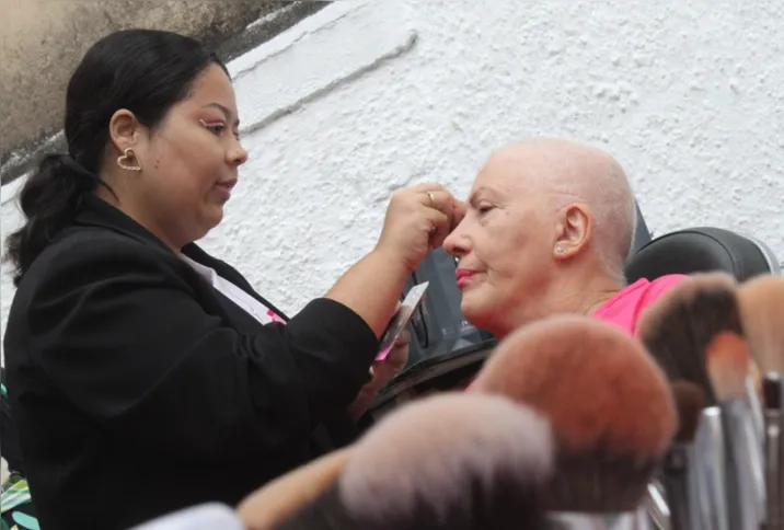 As pacientes também puderam contar com serviços e cuidados oferecidos no espaço, como spa das mãos, limpeza de pele e maquiagem