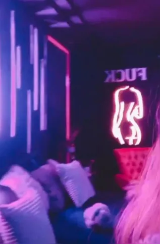 O imóvel fica em um condomínio de luxo na Barra e tem até 'quarto do sexo', equipado com apetrechos eróticos