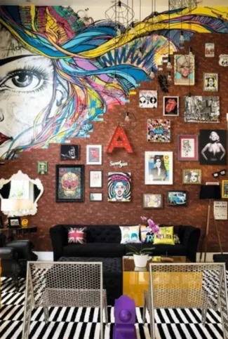 A mansão de 620 m² possui um estilo descontraído e com explosão de cores