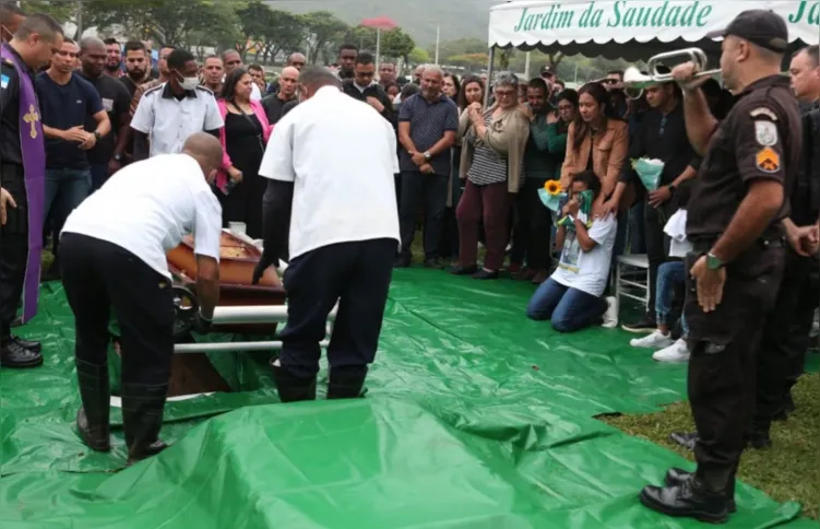 Audren Cardoso, de 31 anos, viúva do cabo Raphael Queles Teixeira Cardoso, velou o marido nesta terça (8)