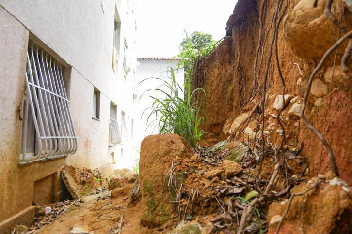 Deslizamentos de terra no prédio em que moram preocupam os sobreviventes do Bumba