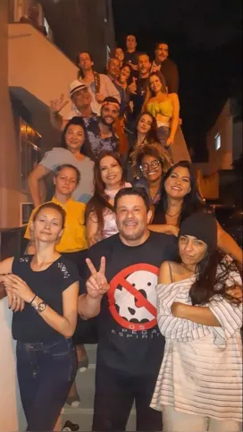 André Luiz Bragança e parte do elenco