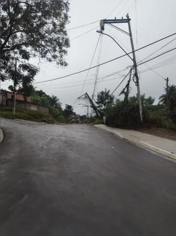 Um segundo poste está caindo por causa do primeiro