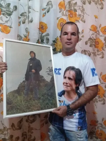 Douglas com o pôster do LP de 1969