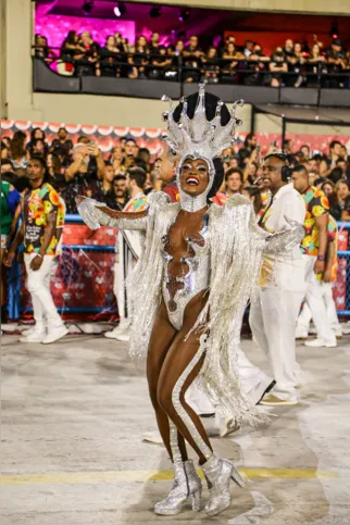 Erika Januza brilhou na avenida