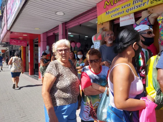 A idosa Talita teve que ficar na fila no sol sem atendimento preferencial