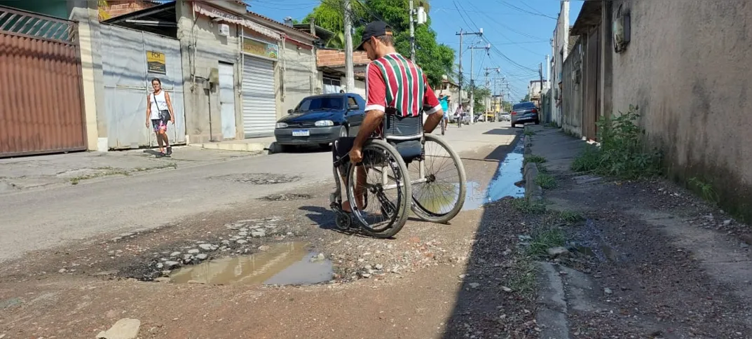 Os buracos acumulam sujeira e lama
