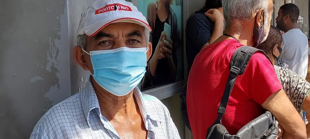 João sai do Pacheco para ir até a empresa pegar a fila