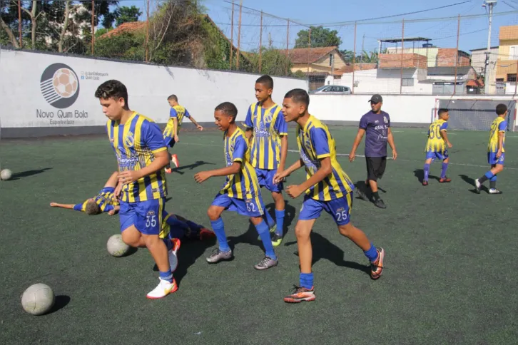 O treinador conta que sete alunos já estão encaminhados para times grandes, como o Vasco da Gama