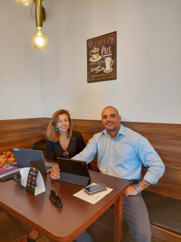 Fernando é viciado em café e até conversa sobre negócios no local (foto junto com Viviane Machado)