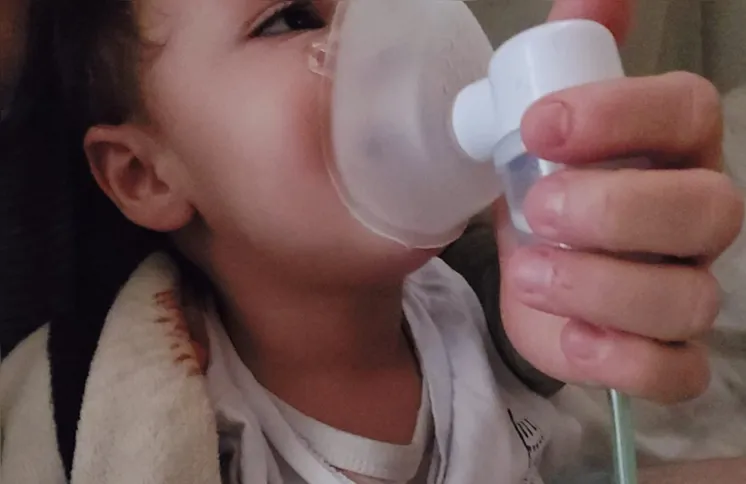 O pequeno Pedro, de 3 anos, está tomando remédios para se tratar da gripe