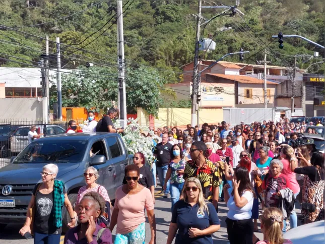 A procissão terrestre reuniu centenas de pessoas neste ano