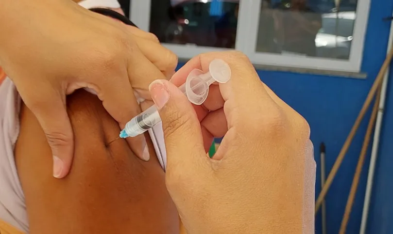 Pessoas com 30 anos ou mais já podem tomar quarta dose da vacina em São Gonçalo