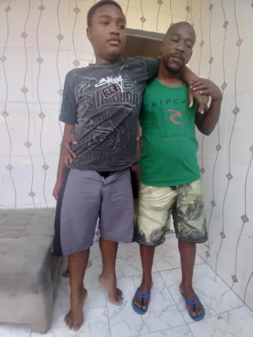 O pai do adolescente, o autônomo David Santos, costuma ajudar o filho a se locomover, para evitar dores na coluna e nos pés de Breno
