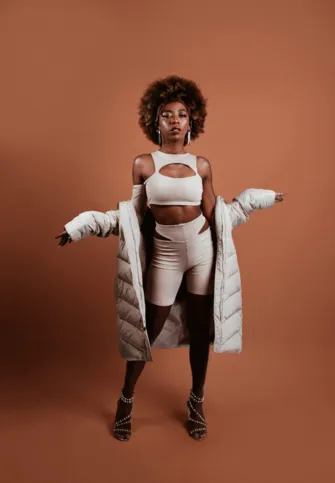 A gonçalense Ella Fernandes estará no palco do "Espaço Favela", no próximo domingo (11).