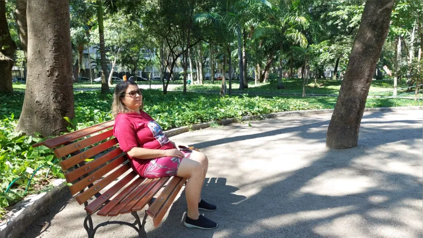 A paraibana Maria de Fátima, de 54 anos, curte caminhar e passar o tempo no Campo de São Bento.