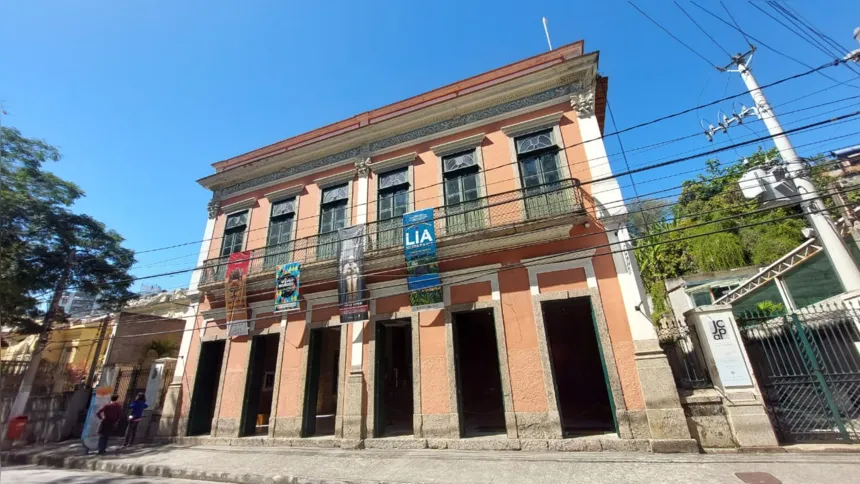 O Museu Janete Costa de Arte Popular fica em frente ao Solar do Jambeiro e é uma boa pedida para quem quer conhecer as atrações culturais do Ingá.