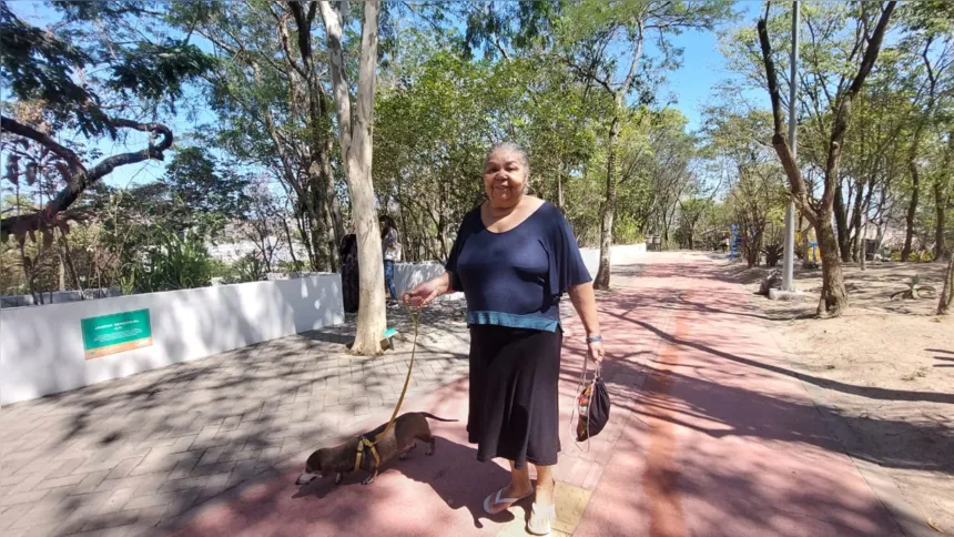 A fisioterapeuta Ana Maria Borges, de 69 anos, gosta de levar seu filhote de quatro patas para passear no Parque das Águas, no Centro de Niterói.