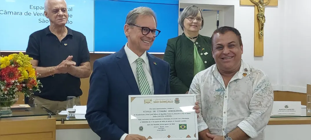 O cônsul adjunto Joaquim Schemel, à esquerda, foi homenageado, durante sessão solene na Câmara de Vereados de São Gonçalo. À direita, o jornalista e curador da exposição Alexandre Costa.