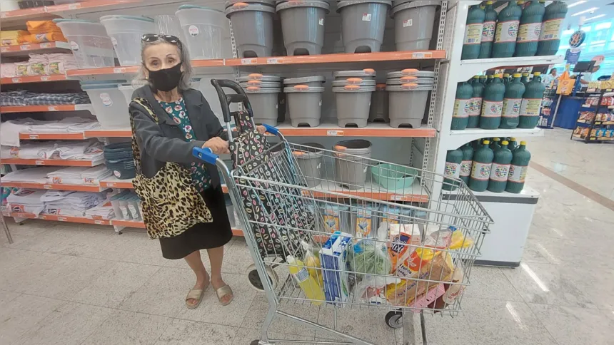 Maria das Graças faz substituições, mas não deixa nunca de fora o leite.