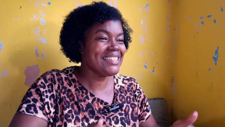 Protagonista da história, Janaína Angélica dedica sua vida a lutar contra a carência de educação. Sua escola social ensina português, matemática e teatro, além de crochê e artesanato para idosos