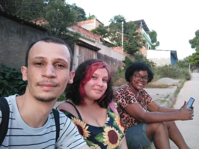 Ghabriella, criadora e produtora do minicocumentário, junto de seu namorado, Róbson, que ajudou na cinegrafia, e Janaína, após término das filmagens