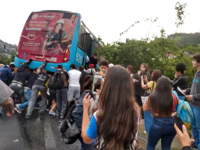 Passageiros se uniram para segurar ônibus do acidente e ajudar os demais a saírem do veículo